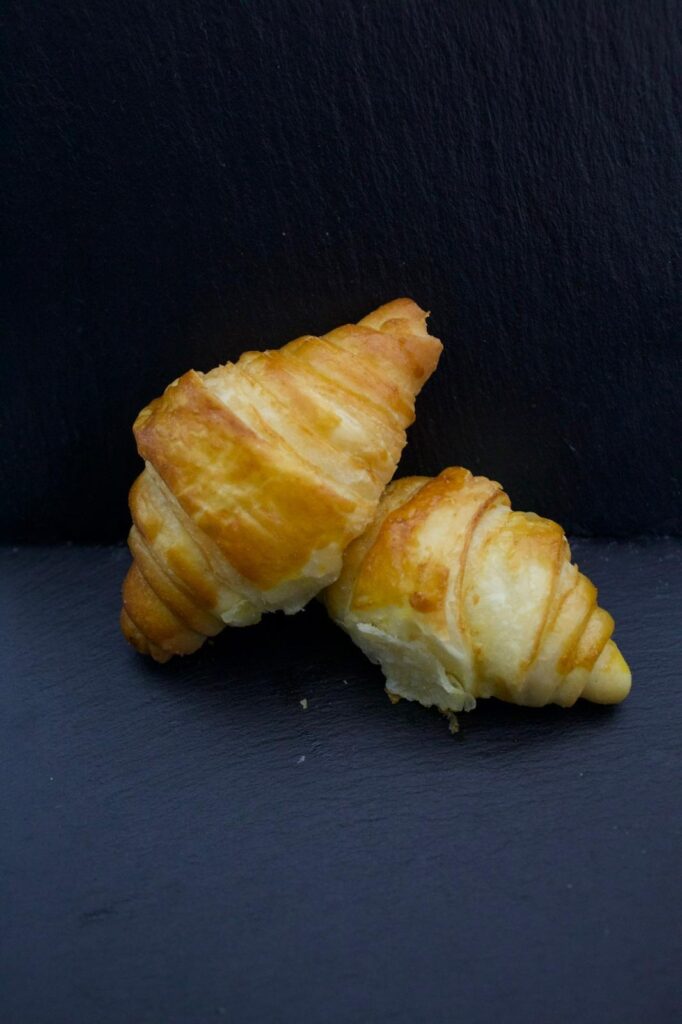 Puter kroasani (prazni, kulen-gouda ili šunka-sir)